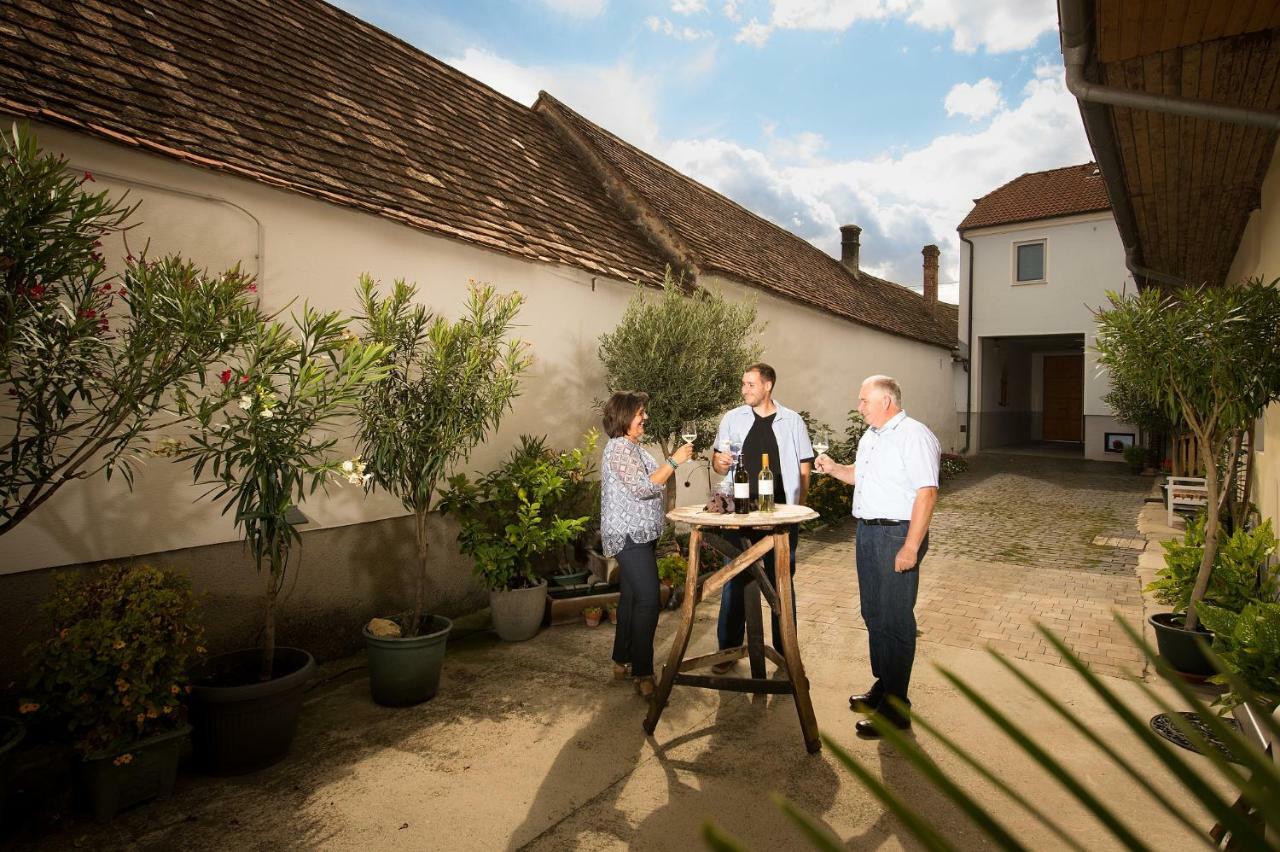 Weingut Familie Krell Mitterretzbach Exterior photo